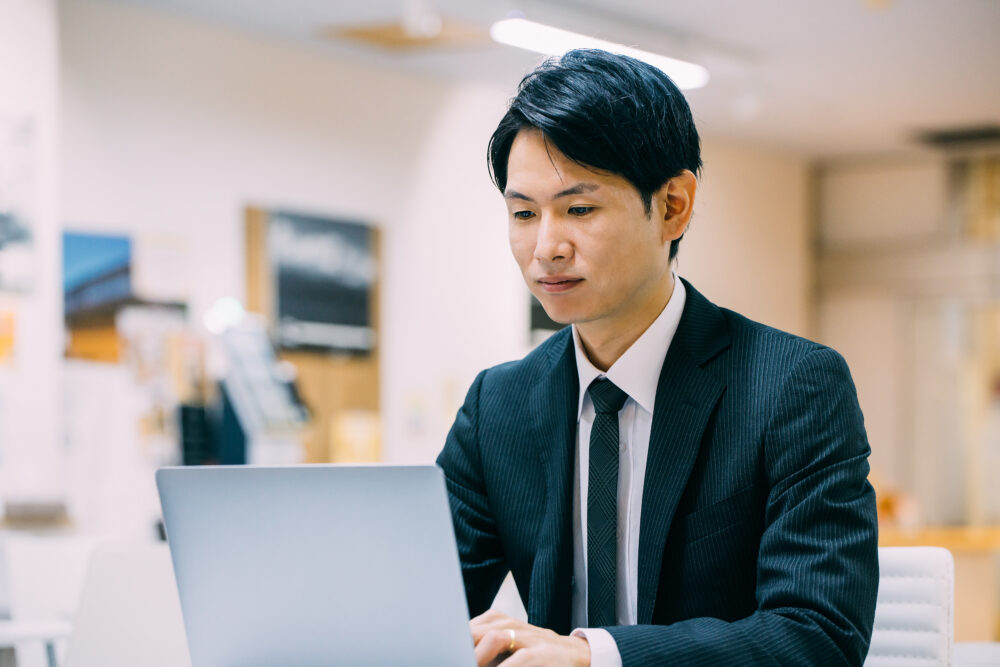 26053668 l - 行政書士の仕事内容とは？年収や求められるスキルをわかりやすく解説！