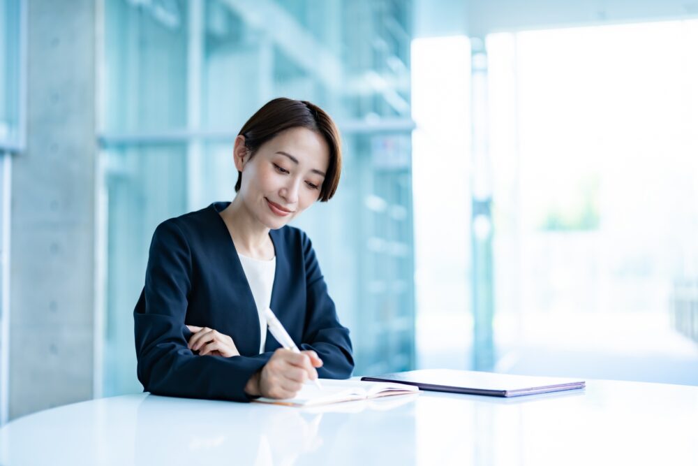 32072305 m - 行政書士を副業にするには？仕事の内容・始め方・向いている人を解説