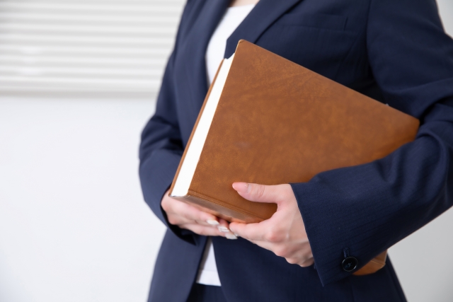 3676702 s - 行政書士と司法書士の違いとは？業務内容や試験、年収まで徹底比較！