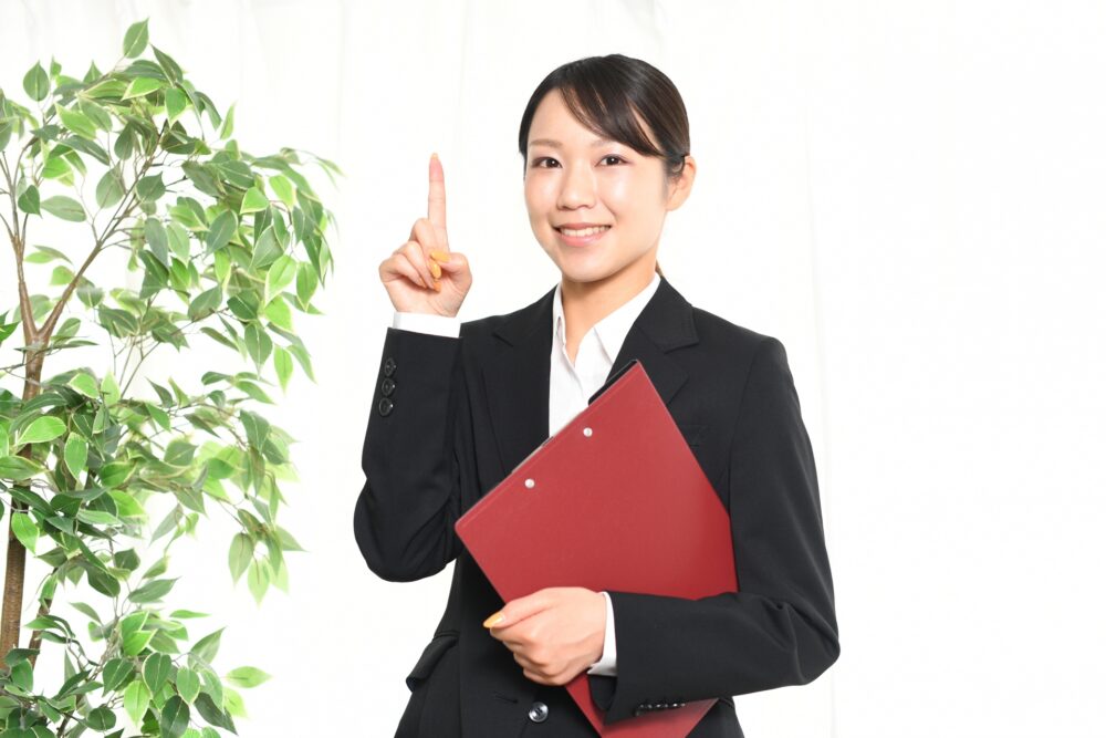 22006382 m - 【行政書士と宅建士の違いまとめ】年収・試験科目・向いている人を比較