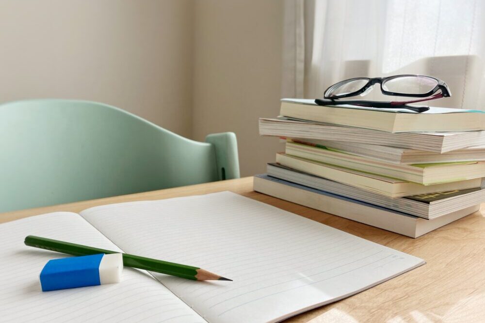 25424815 m edited - 【行政書士と宅建士の違いまとめ】年収・試験科目・向いている人を比較