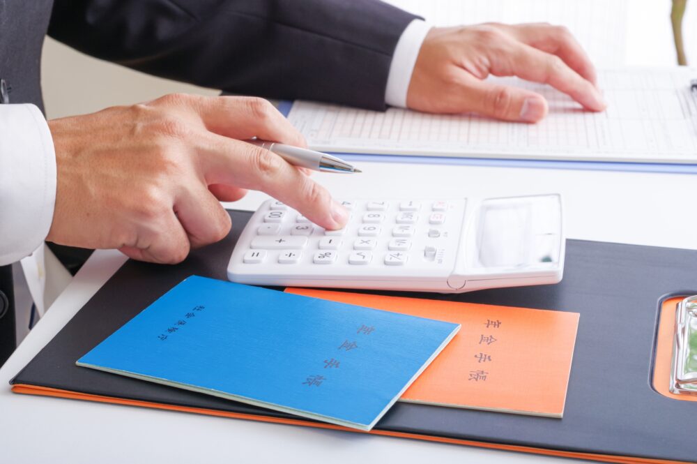 26639335 m - 【行政書士と宅建士の違いまとめ】年収・試験科目・向いている人を比較